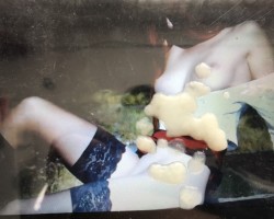 Deze lekkere mooie meid wilde haar geile body helemaal door mij ondergespoten laten worden!