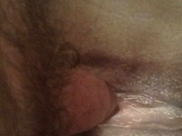 <p>Ze wordt geil als ik verder doorstoot want ik voel haar hete nauwe kut in mijn pik knijpen</p>