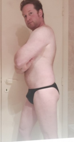 <p>Kleine sexy zwemslip zonder binnenvoering van Skinzwear om wekelijks baantjes te zwemmen. De mannelijke contouren zijn goed zichtbaar als ik uit het water kom. Altijd bekijks en nieuwsgierige blikken. Vaak krijg ik daardoor een goed zichtbare erectie.</p>