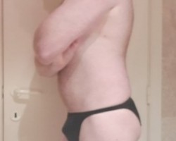 Kleine sexy zwemslip zonder binnenvoering van Skinzwear om wekelijks baantjes te zwemmen. De mannelijke contouren zijn goed zichtbaar als ik uit het water kom. Altijd bekijks en nieuwsgierige blikken. Vaak krijg ik daardoor een goed zichtbare erectie.