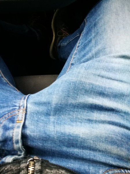 <p>Pff weer zo geil tijdens werk t voorvocht plakt in me broek hihi</p>