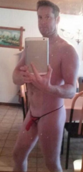 <p>Penissleeve reetveter. Micro string die alleen de penis bedekt en de ballen volledig bloot laat. Voor als het heel heet weer is. Heb deze al gedragen aan een zwemplas. Lekker gewaagd en veel bekijks.</p>