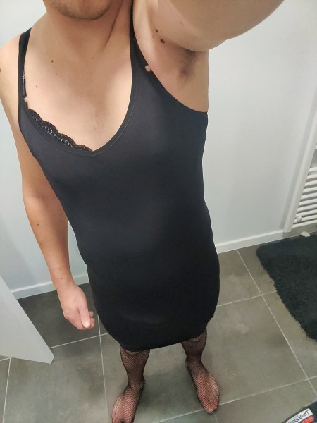 <p>geil in lingerie en kleedje goesting me zo te laten neuken door 1 of enkele tops hun bare sletje</p>
