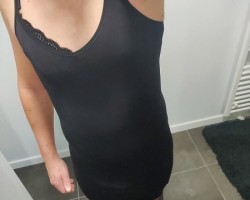 geil in lingerie en kleedje goesting me zo te laten neuken door 1 of enkele tops hun bare sletje